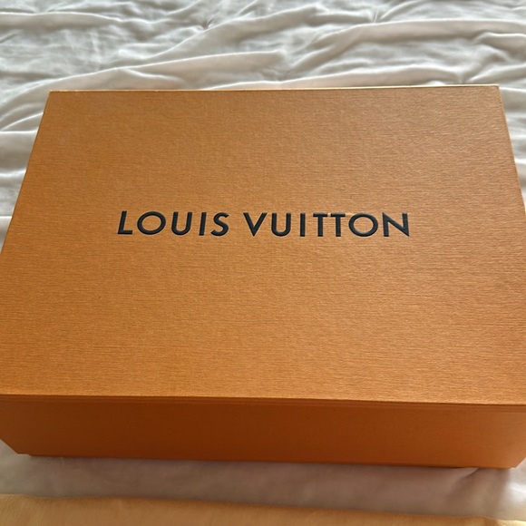 AUTHENTIC LOUIS VUITTON TOILETRY POUCH 26. Excellent condition. - Picture 9 of 14